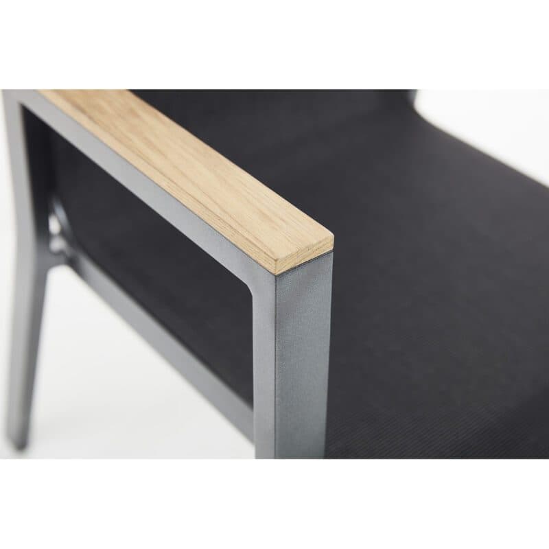 Kettler "Rasmus" Stapelsessel, Gestell Aluminium anthrazit, Sitzfläche Twitchell® charcoal - Detail Armlehnenauflage Teak