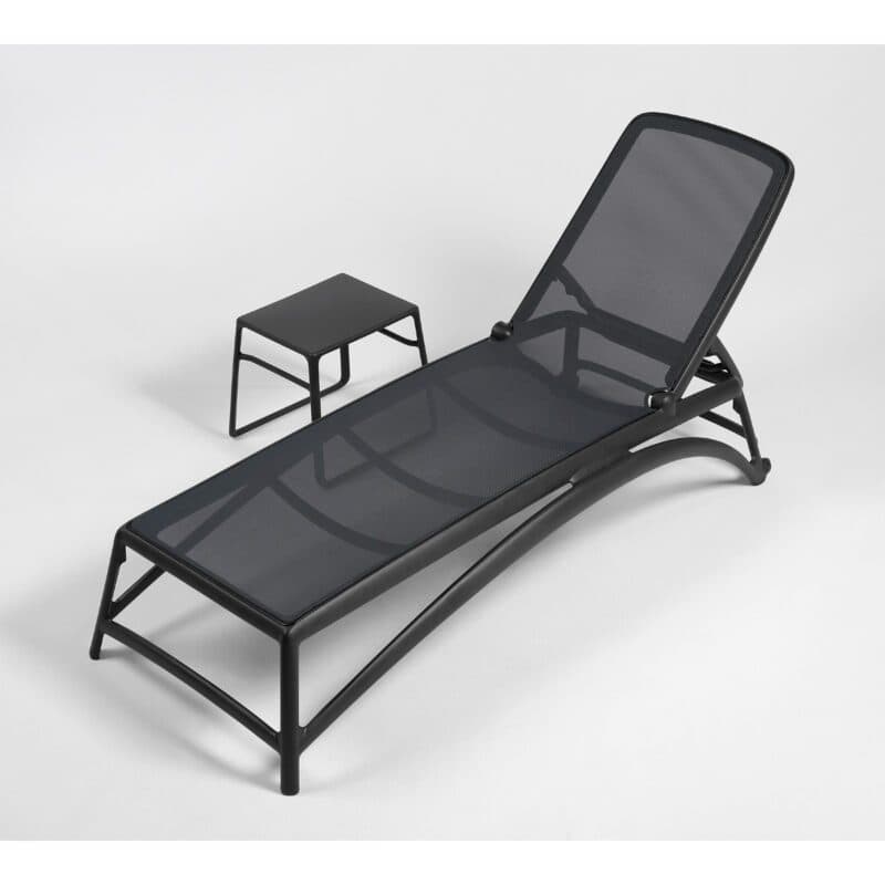 NARDI "Atlantico" Sonnenliege, Gestell Kunststoff anthrazit, Bespannung Textilgewebe anthrazit mit Beistelltisch "Pop" Kunststoff anthrazit