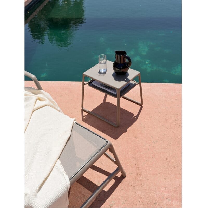 NARDI "Atlantico" Sonnenliege, Gestell Kunststoff taupe, Bespannung Textilgewebe taupe mit Beistelltisch "Pop" Kunststoff taupe