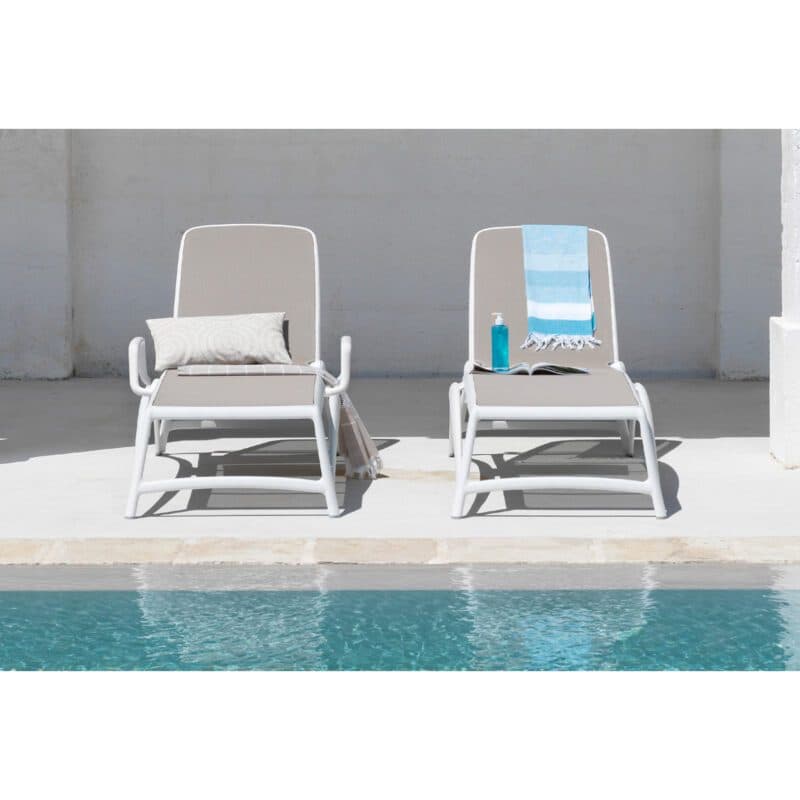 NARDI "Atlantico" Sonnenliege, Gestell Kunststoff weiß, Bespannung Textilgewebe taupe