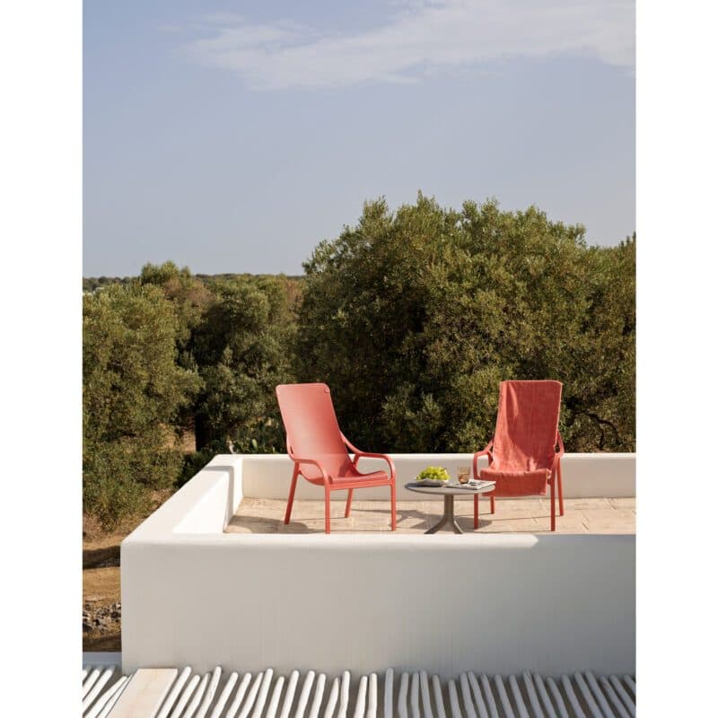 NARDI "Net" Loungesessel, Gestell und Sitzfläche Kunststoff koralle mit "Spritz" Bistro-/Beistelltisch, Kunststoff taupe