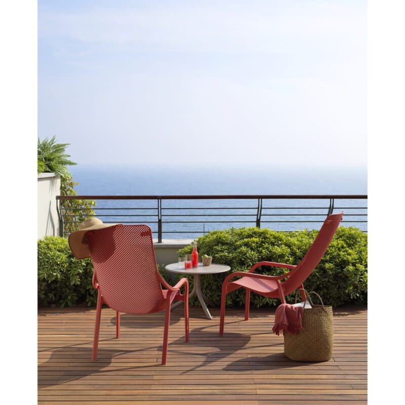 NARDI "Net" Loungesessel, Gestell und Sitzfläche Kunststoff koralle mit "Spritz" Bistro-/Beistelltisch, Kunststoff taupe
