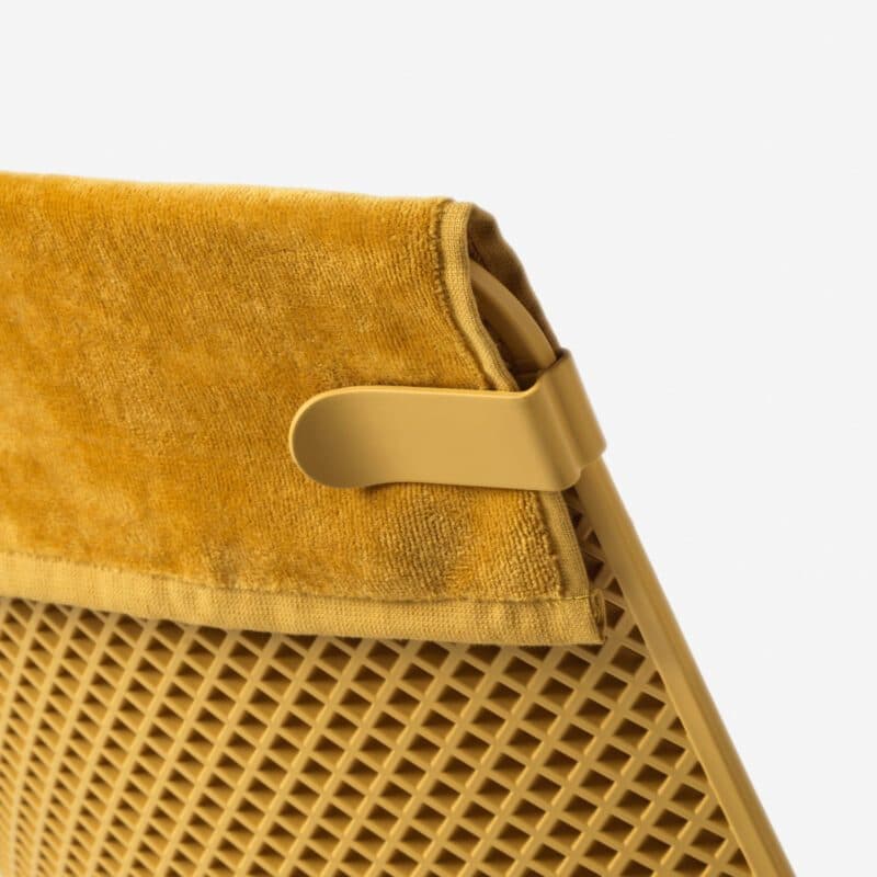 NARDI "Net" Loungesessel, Gestell und Sitzfläche Kunststoff senf, Detail Klemmen mit Strandtuch