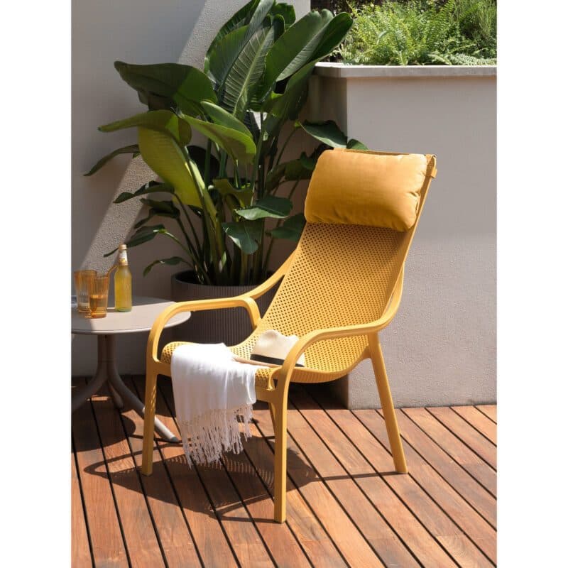 NARDI "Net" Loungesessel, Gestell und Sitzfläche Kunststoff senf mit "Spritz" Bistro-/Beistelltisch, Kunststoff taupe