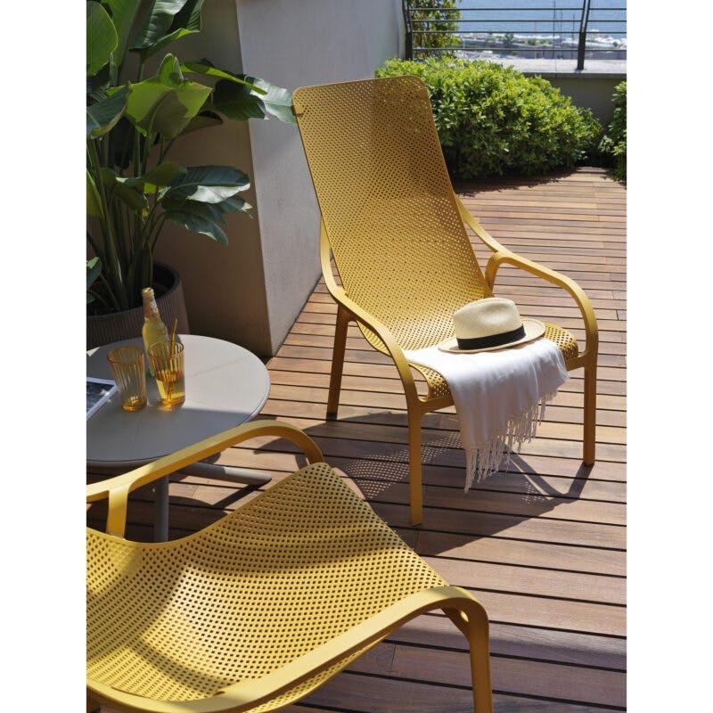 NARDI "Net" Loungesessel, Gestell und Sitzfläche Kunststoff senf mit "Spritz" Bistro-/Beistelltisch, Kunststoff taupe