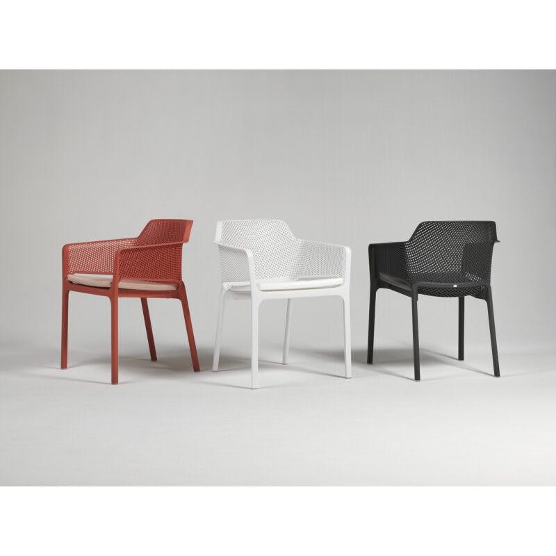 NARDI "Net" Stapelstühle, Gestell und Sitzfläche Kunststoff, mit Sitzkissen, Bezug Polyacryl. Füllung Polyurethanschaum