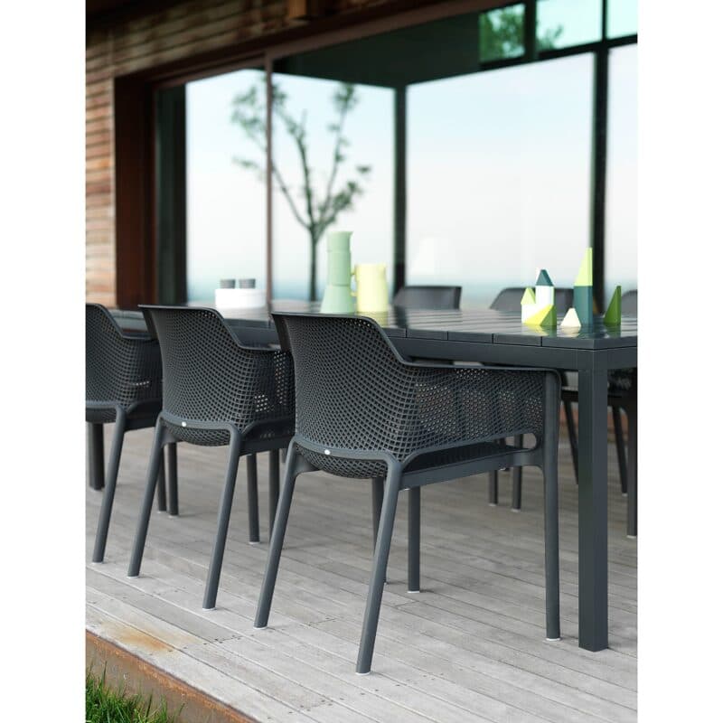 NARDI "Net" Stapelstuhl, Gestell und Sitzfläche Kunststoff anthrazit, mit Ausziehtisch "Rio" Aluminium/Kunststoff