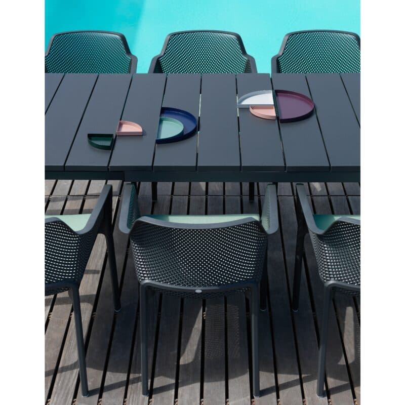NARDI "Net" Stapelstuhl, Gestell und Sitzfläche Kunststoff anthrazit, mit Ausziehtisch "Rio" Aluminium/Kunststoff