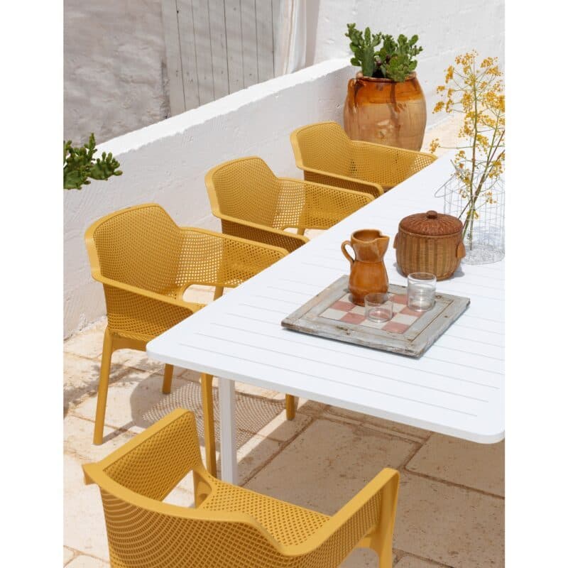 NARDI "Net" Stapelstuhl, Gestell und Sitzfläche Kunststoff senf, mit Ausziehtisch "Alloro"