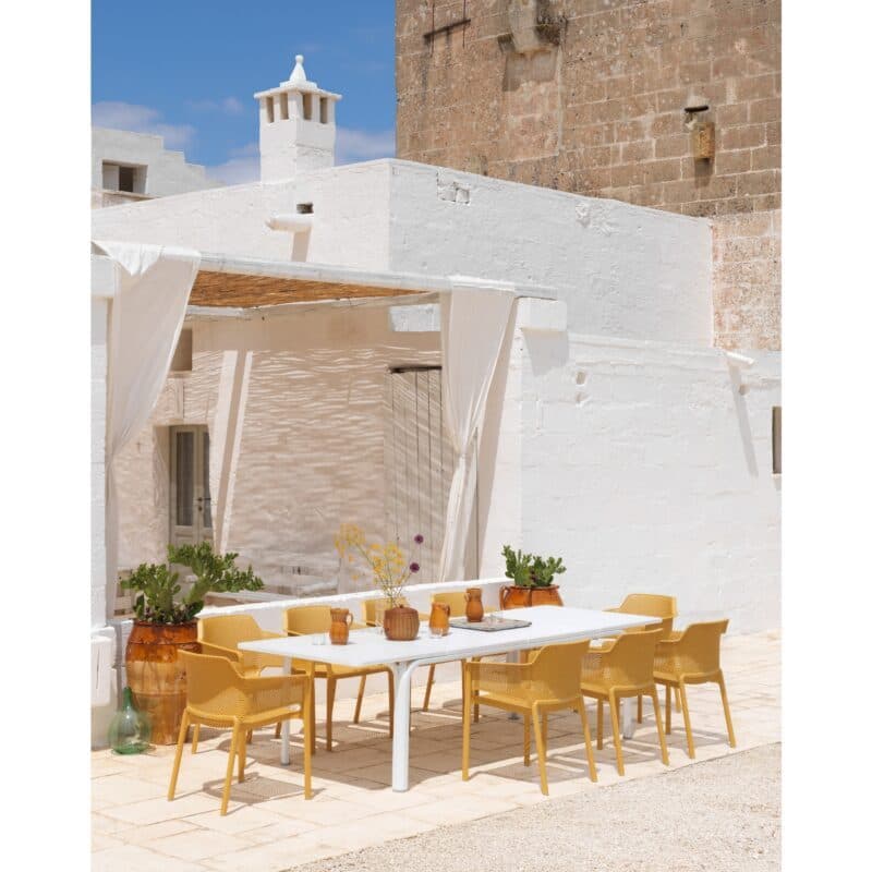 NARDI "Net" Stapelstuhl, Gestell und Sitzfläche Kunststoff senf, mit Ausziehtisch "Alloro"