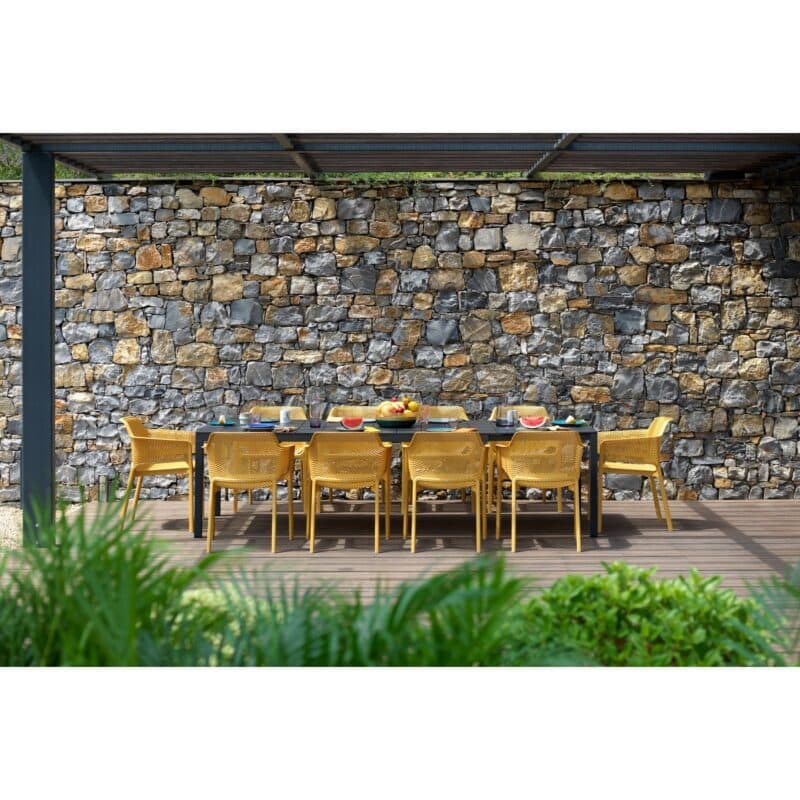 NARDI "Net" Stapelstuhl, Gestell und Sitzfläche Kunststoff senf, mit Ausziehtisch "Rio" Aluminium