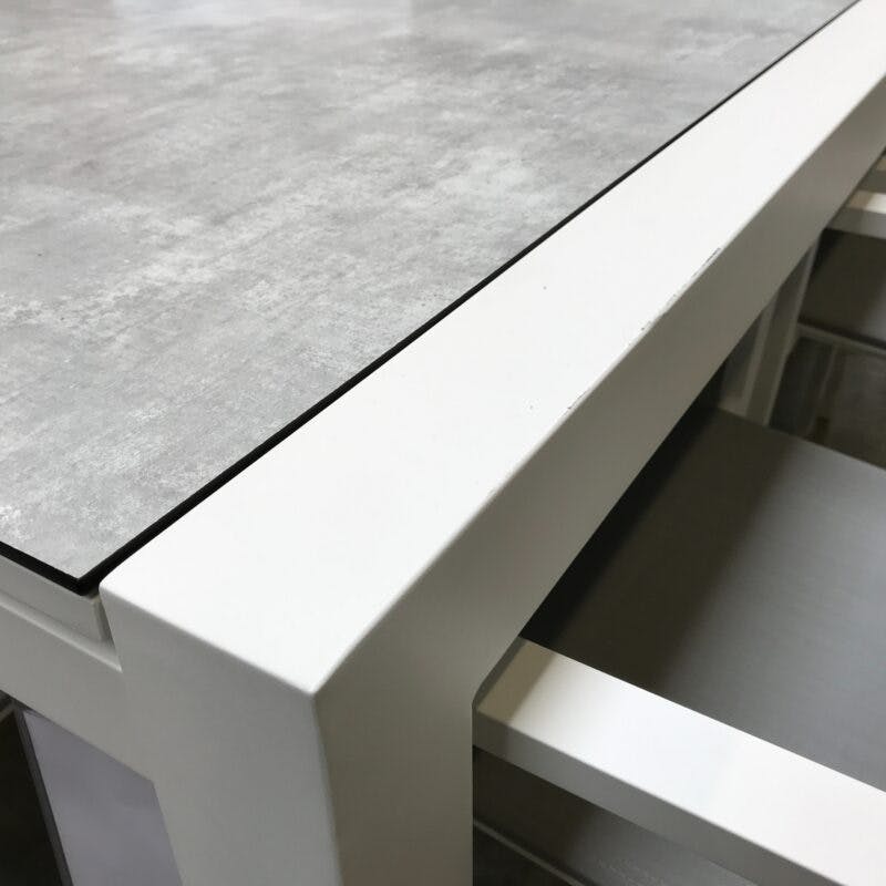 Jati&Kebon Ausziehtisch "Livorno", Alu weiß, Tischplatte HPL Granit hellgrau, mit Gebrauchsspuren
