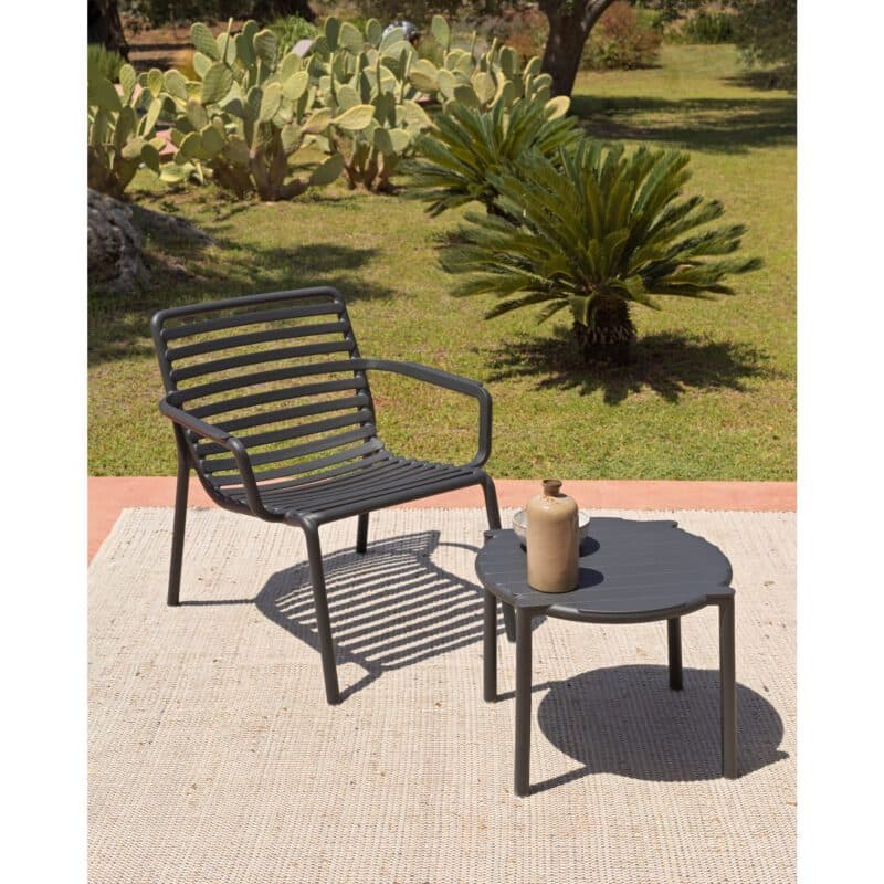 NARDI "Doga" Beistelltisch, Gestell und Tischplatte Kunststoff anthrazit, mit Loungesessel "Doga Relax" anthrazit