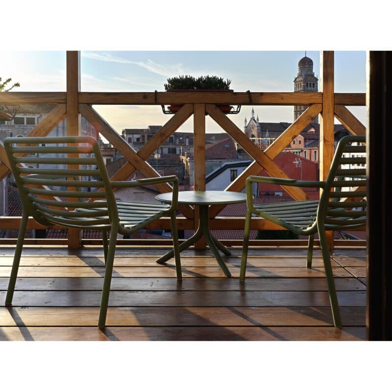 NARDI "Doga Relax" Loungesessel, Gestell und Sitzfläche Kunststoff agave, mit "Spritz" Bistro-/Beistelltisch, Kunststoff agave