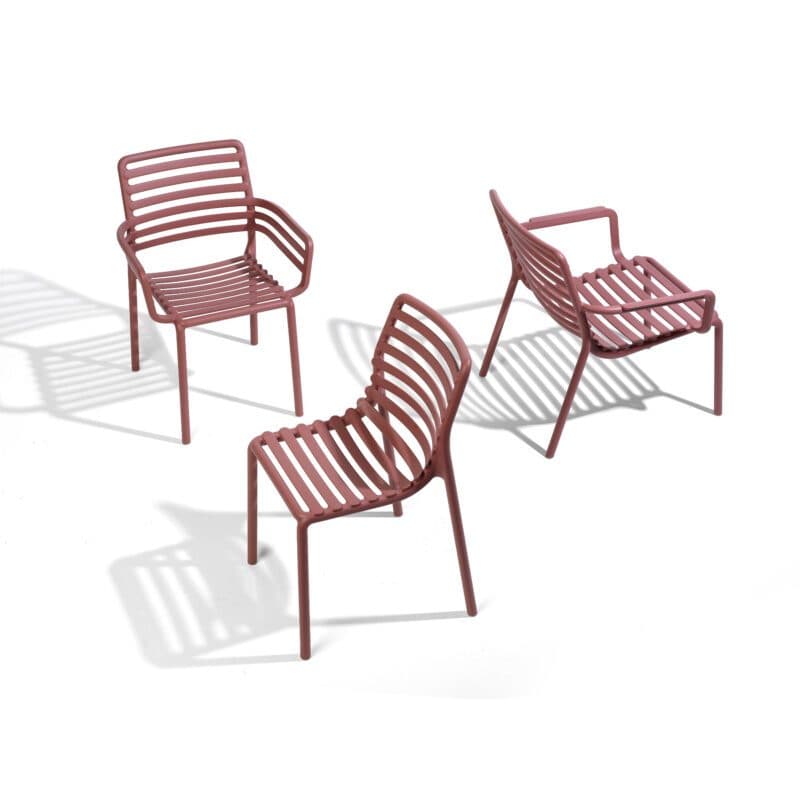NARDI "Doga" Serie, Stapelstuhl mit und ohne Armlehne sowie Loungesessel, Gestell und Sitzfläche Kunststoff marsala