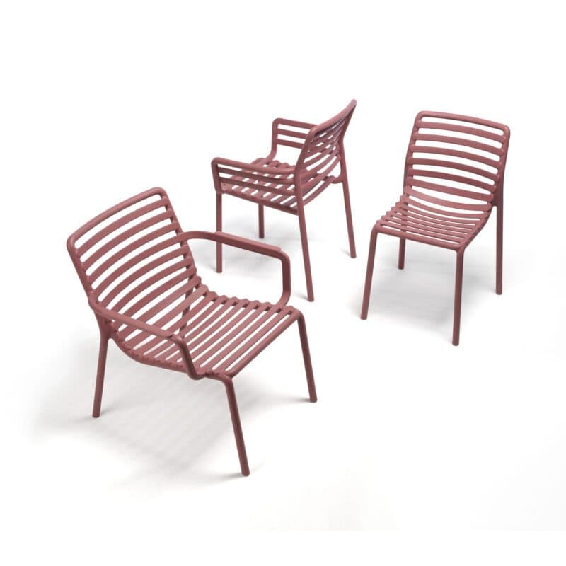 NARDI "Doga" Serie, Stapelstuhl mit und ohne Armlehne sowie Loungesessel, Gestell und Sitzfläche Kunststoff marsala