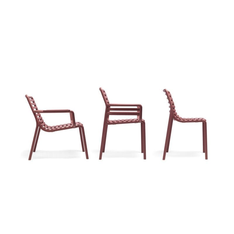 NARDI "Doga" Serie, Stapelstuhl mit und ohne Armlehne sowie Loungesessel, Gestell und Sitzfläche Kunststoff marsala