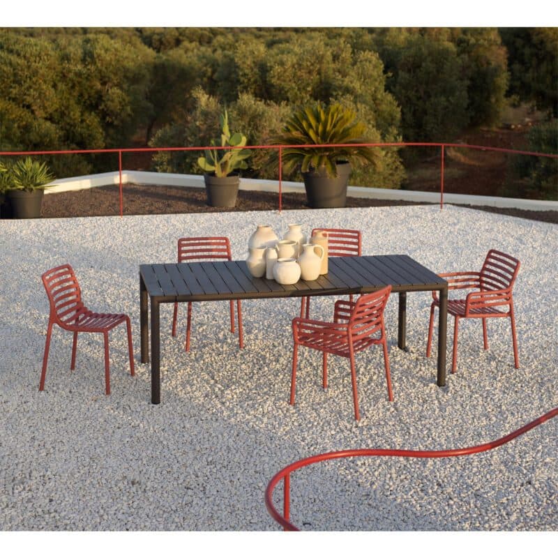 NARDI "Doga" Stapelstuhl mit und ohne Armlehne, Gestell und Sitzfläche Kunststoff marsala, mit Ausziehtisch "Tevere" Aluminium/Kunststoff anthrazit