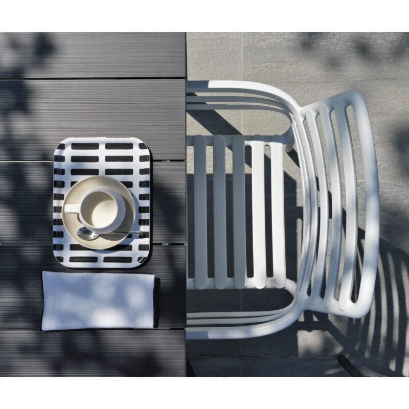 NARDI "Doga" Stapelstuhl, Gestell und Sitzfläche Kunststoff weiß, mit Ausziehtisch "Rio" Aluminium