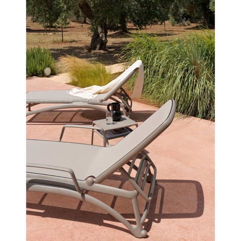 NARDI "Atlantico" Sonnenliege, Gestell Kunststoff taupe, Bespannung Textilgewebe taupe mit Beistelltisch "Pop" Kunststoff taupe