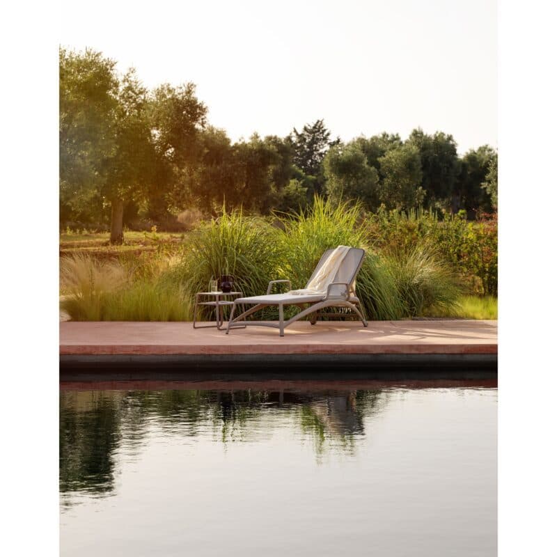 NARDI "Atlantico" Sonnenliege, Gestell Kunststoff taupe, Bespannung Textilgewebe taupe mit Beistelltisch "Pop" Kunststoff taupe