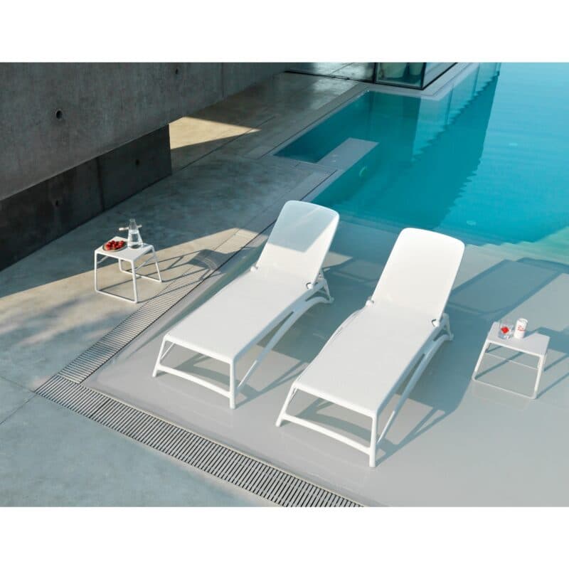 NARDI "Pop" Beistelltisch mit abnehmbarem Tablett, Kunststoff weiß mit "Atlantico" Sonnenliege