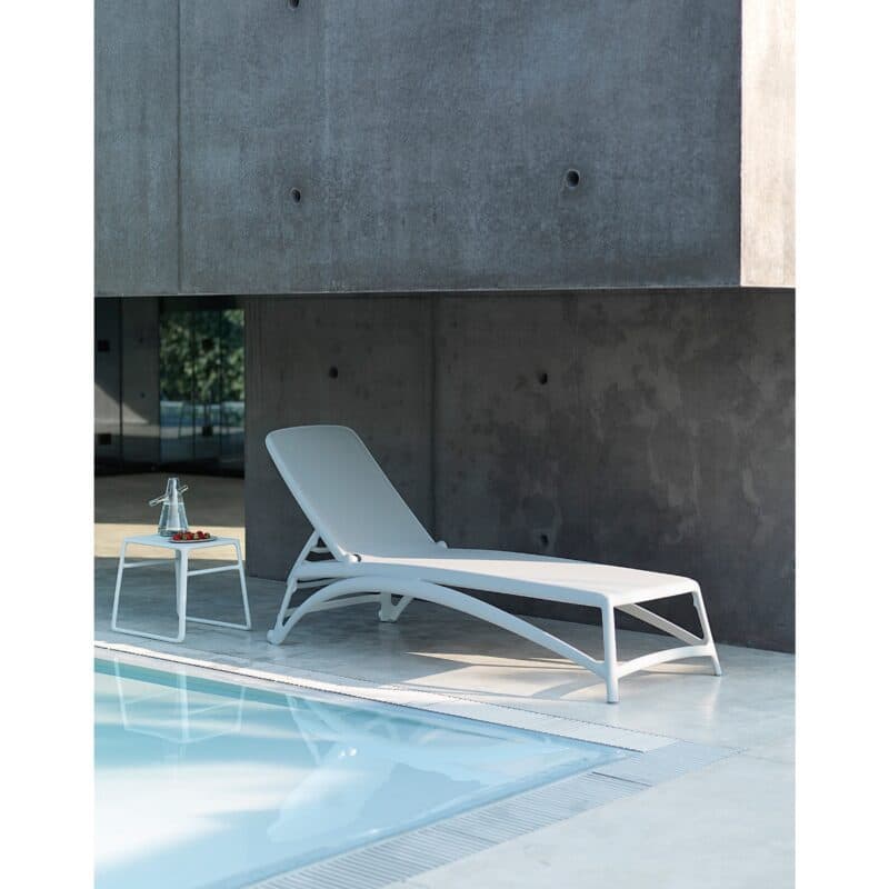 NARDI "Pop" Beistelltisch mit abnehmbarem Tablett, Kunststoff weiß mit "Atlantico" Sonnenliege