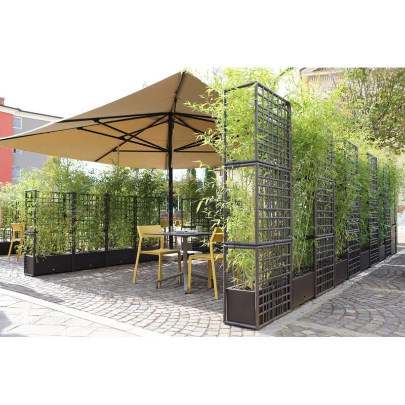 NARDI "Sipario" Pflanzengefäße mit Rankhilfe, regenerierter Kunststoff terra, mit "Trill" Stapelstuhl