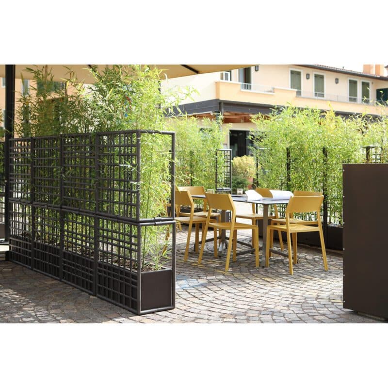 NARDI "Sipario" Pflanzengefäße mit Rankhilfe, regenerierter Kunststoff terra, mit "Trill" Stapelstuhl