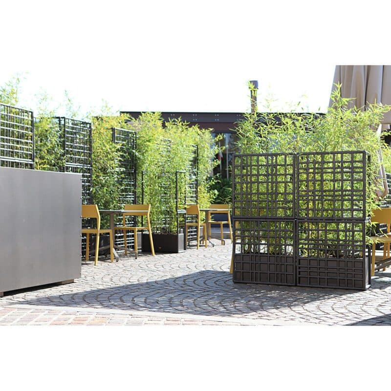 NARDI "Sipario" Pflanzengefäße mit Rankhilfe, regenerierter Kunststoff terra, mit "Trill" Stapelstuhl