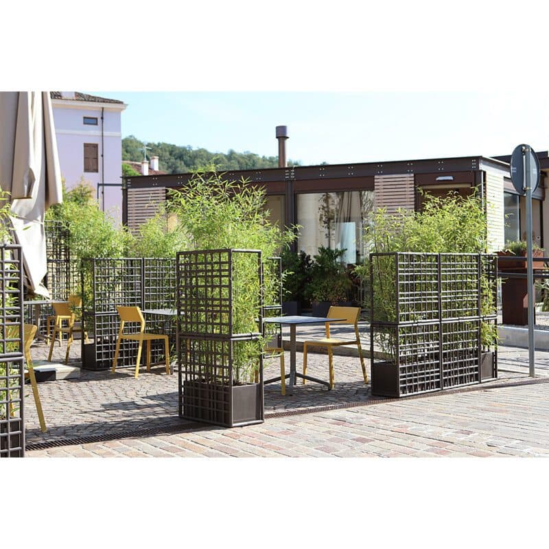 NARDI "Sipario" Pflanzengefäße mit Rankhilfe, regenerierter Kunststoff terra, mit "Trill" Stapelstuhl