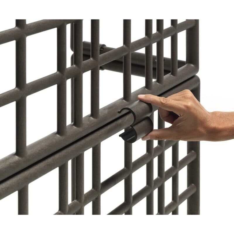 NARDI "Sipario" Pflanzengefäß mit Rankhilfe, regenerierter Kunststoff terra, Detail Verbindung Gitterelemente