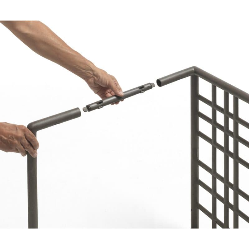 NARDI "Sipario" Pflanzengefäß mit Rankhilfe, regenerierter Kunststoff terra, Detail Verbindung Gitterelemente