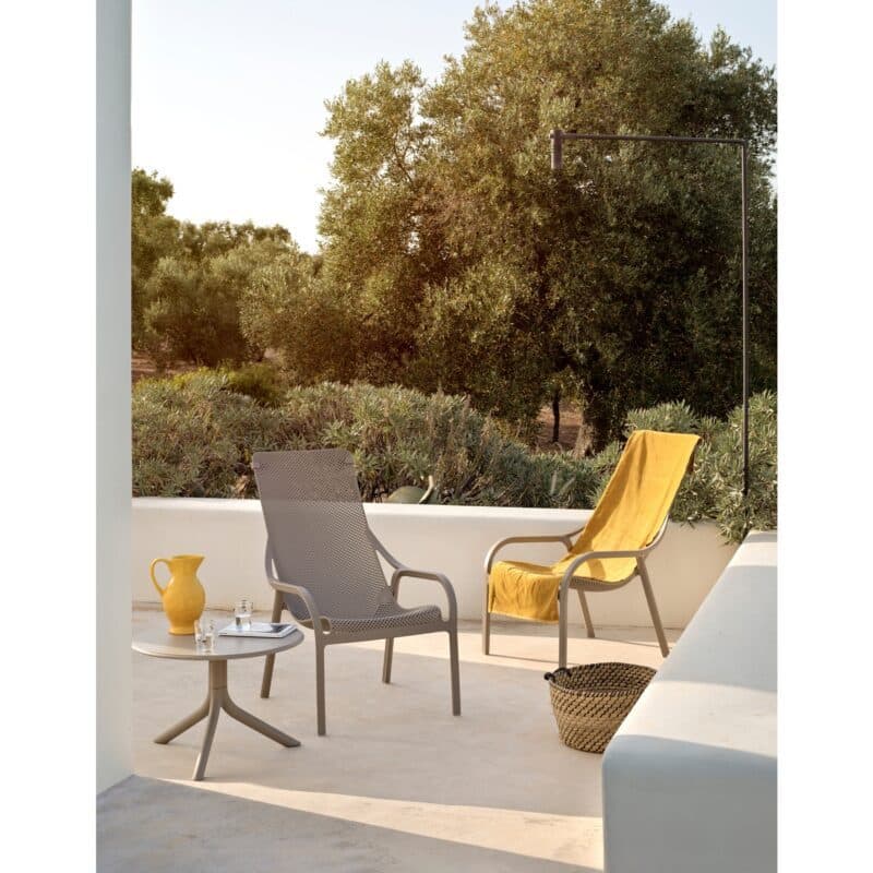 NARDI "Net" Loungesessel, Gestell und Sitzfläche Kunststoff taupe mit "Spritz" Bistro-/Beistelltisch, Kunststoff taupe
