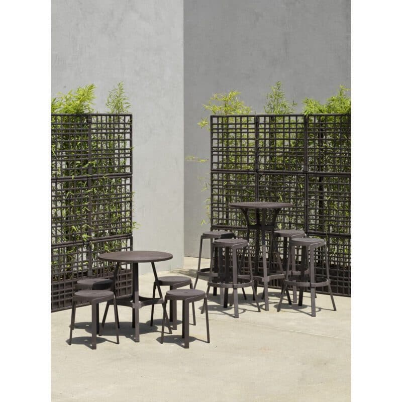 NARDI "Stack" Hocker und Barhocker, "Combo" Bistrotisch und Bartisch, regenerierter Kunststoff terra, mit Pflanzregal "Sipario"