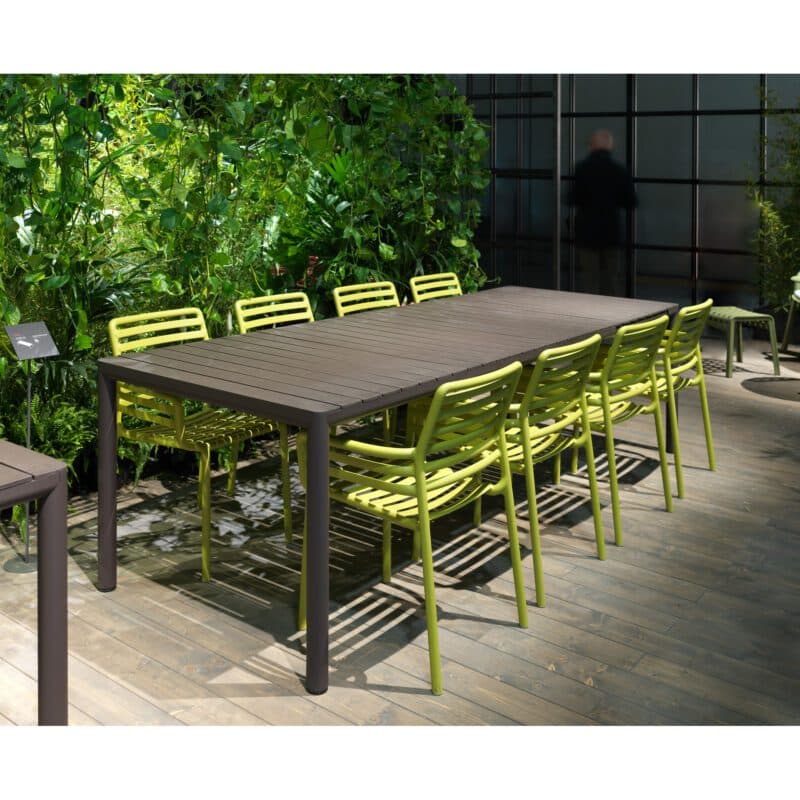 NARDI "Tevere" Ausziehtisch 211/275x100 cm, Gestell Aluminium terra, Tischplatte regenerierter Kunststoff terra, mit Stapelstuhl "Doga", Kunststoff pera