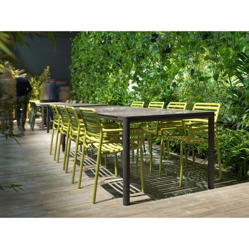 NARDI "Tevere" Ausziehtisch 211/275x100 cm, Gestell Aluminium terra, Tischplatte regenerierter Kunststoff terra, mit Stapelstuhl "Doga", Kunststoff pera
