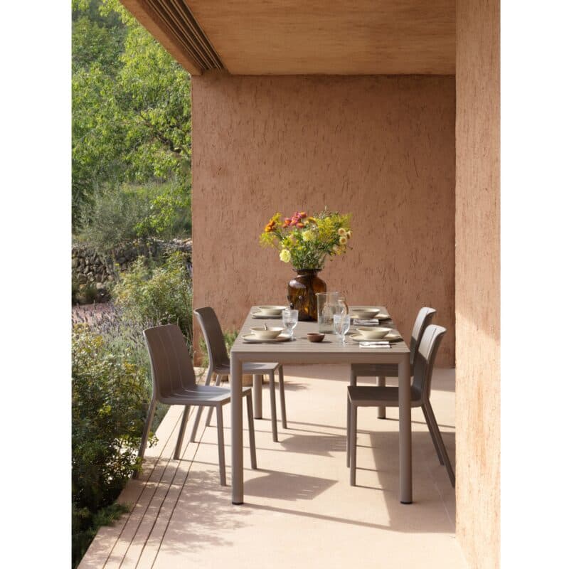 NARDI "Tiberina" Bistrot Stuhl, Gestell und Sitzfläche Kunststoff taupe, mit Ausziehtisch "Tevere" Gestell Aluminium taupe, Tischplatte Kunststoff taupe, 147/211×90 cm