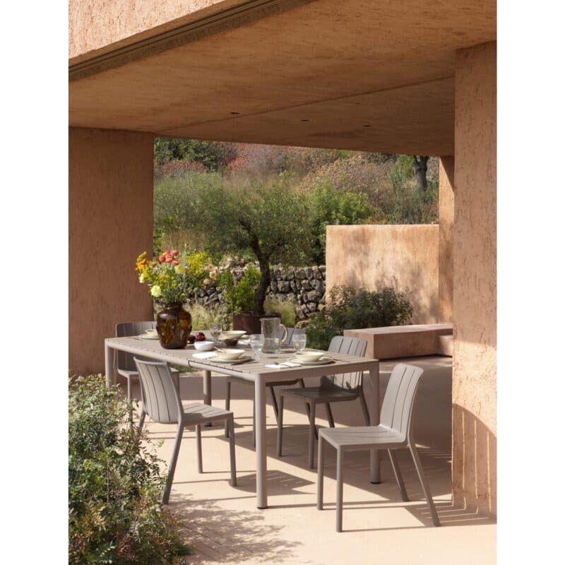 NARDI "Tiberina" Bistrot Stuhl, Gestell und Sitzfläche Kunststoff taupe, mit Ausziehtisch "Tevere" Gestell Aluminium taupe, Tischplatte Kunststoff taupe, 147/211×90 cm