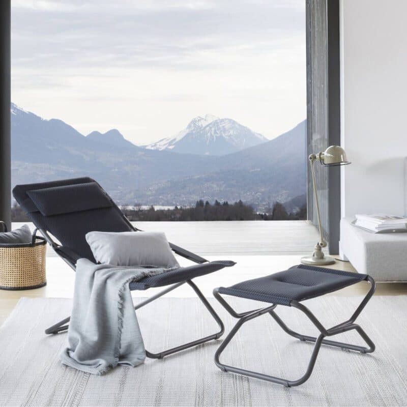 Lafuma Hocker "Next" und "Transabed" Liegestuhl, Stahl titane, Textilene BeComfort® dark grey © LAFUMA MOBILIER - Pierrick Verny