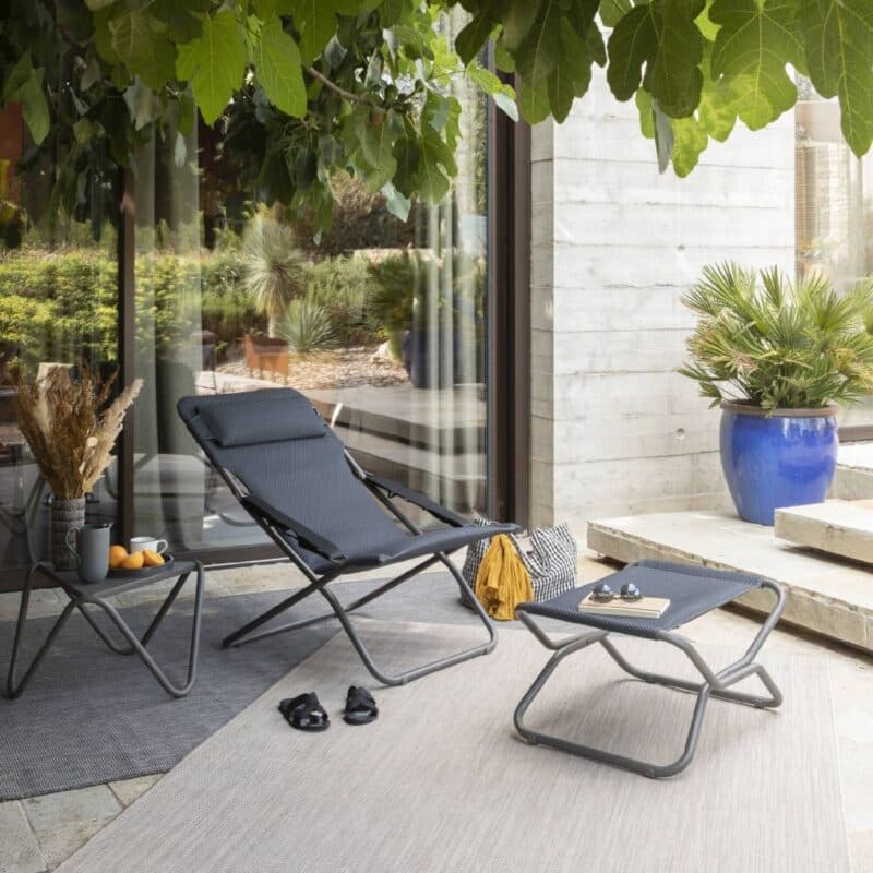 Lafuma Hocker "Next" und "Transabed" Liegestuhl, Stahl titane, Textilene BeComfort® dark grey © LAFUMA MOBILIER - Pierrick Verny