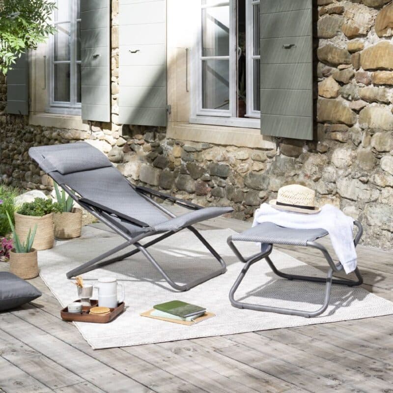 Lafuma Hocker "Next" und "Transabed" Liegestuhl, Stahl titane, Textilene BeComfort® silver © LAFUMA MOBILIER - Pierrick Verny