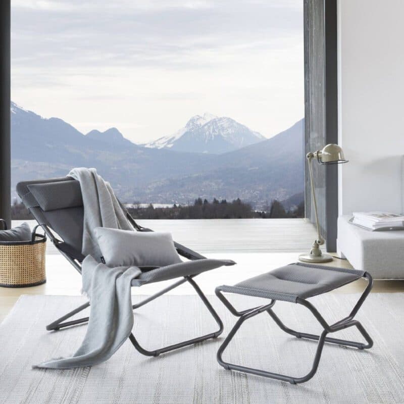 Lafuma Hocker "Next" und "Transabed" Liegestuhl, Stahl titane, Textilene BeComfort® silver © LAFUMA MOBILIER - Pierrick Verny