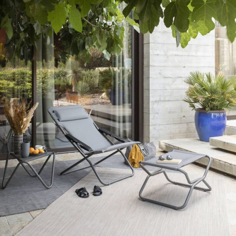 Lafuma Hocker "Next" und "Transabed" Liegestuhl, Stahl titane, Textilene BeComfort® silver © LAFUMA MOBILIER - Pierrick Verny