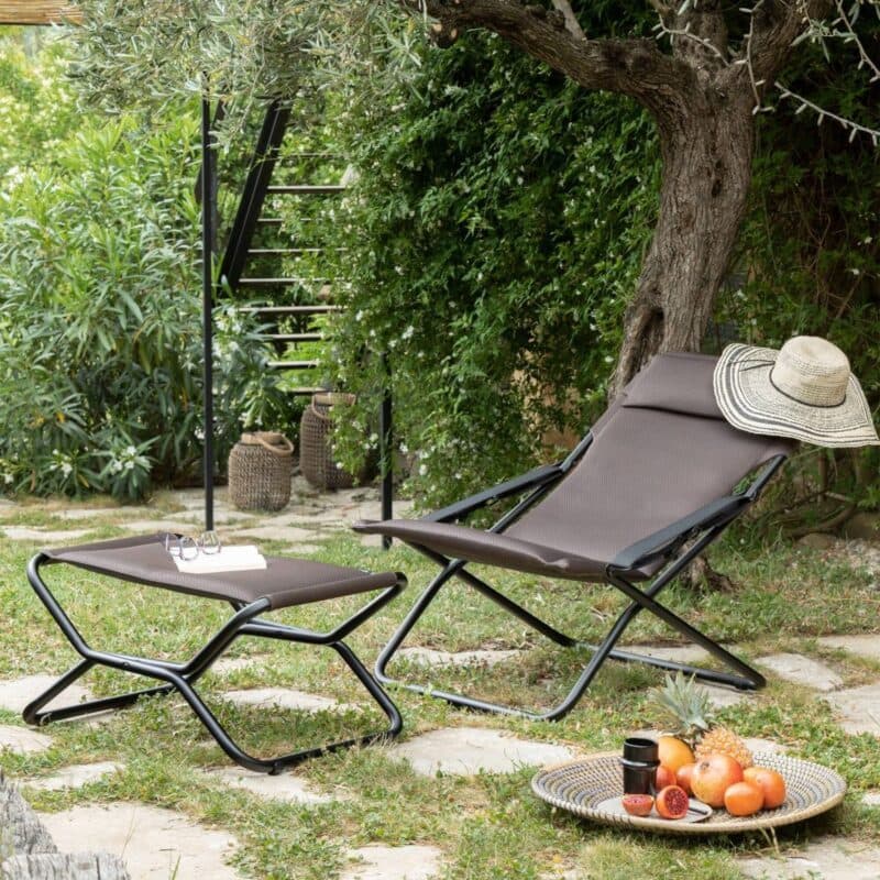 "Transabed Air Comfort" und Hocker "Next" von Lafuma in der Farbe Taupe (©LAFUMA MOBILIER - Sébastien Sassoulas)