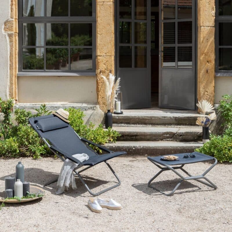 Lafuma Hocker "Next" und "Transabed" Liegestuhl, Stahl titane, Textilene BeComfort® dark grey © LAFUMA MOBILIER - Pierrick Verny