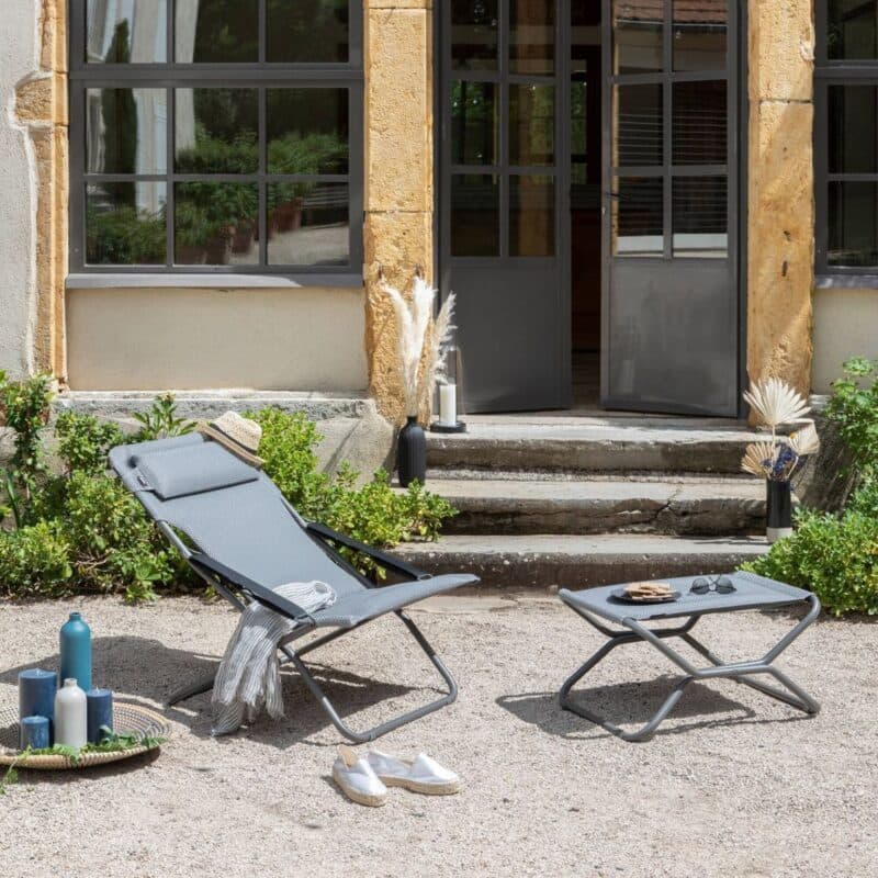 Lafuma Hocker "Next" und "Transabed" Liegestuhl, Stahl titane, Textilene BeComfort® silver © LAFUMA MOBILIER - Pierrick Verny