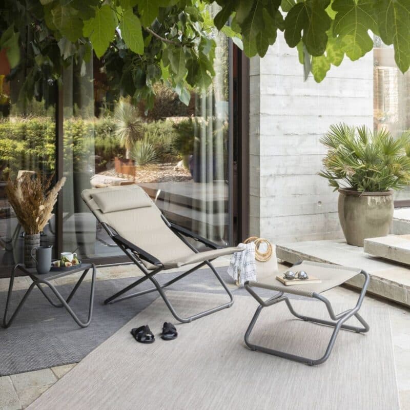 Lafuma "Transabed" Liegestuhl mit "Next" Hocker, Gestell Stahl titane, Sitzfläche BeComfort® moka © LAFUMA MOBILIER - Pierrick Verny