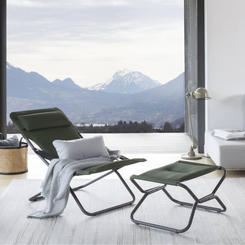 Lafuma "Transabed" Liegestuhl mit "Next" Hocker, Gestell Stahl titane, Sitzfläche BeComfort® olive © LAFUMA MOBILIER - Pierrick Verny