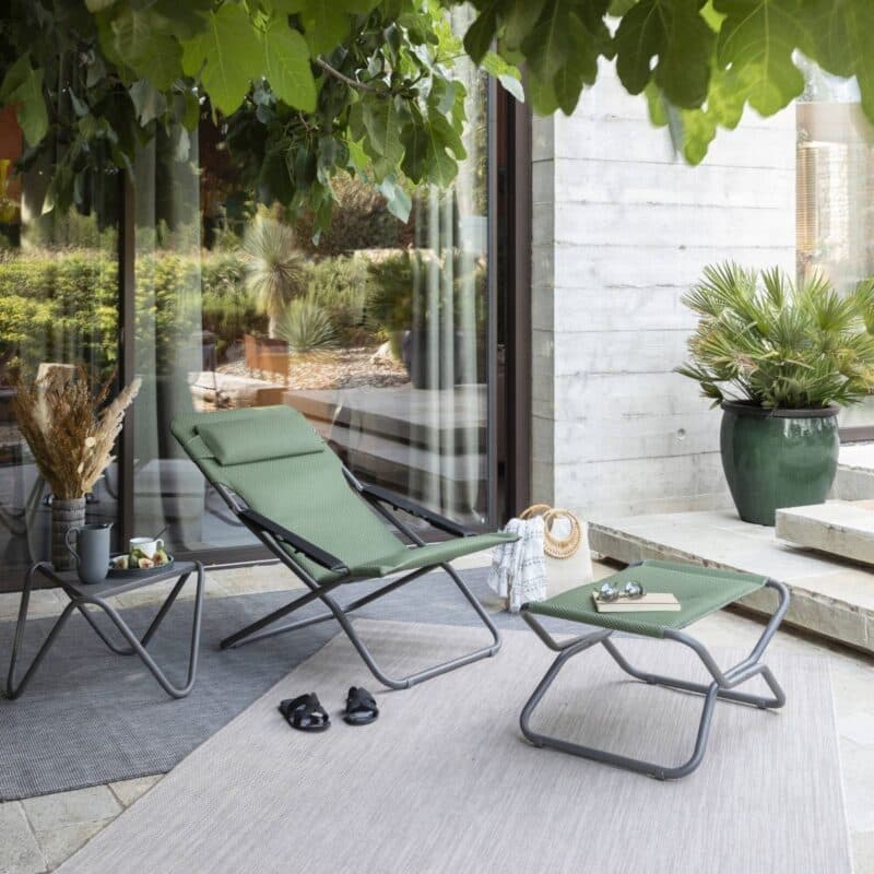 Lafuma "Transabed" Liegestuhl mit "Next" Hocker, Gestell Stahl titane, Sitzfläche BeComfort® olive © LAFUMA MOBILIER - Pierrick Verny